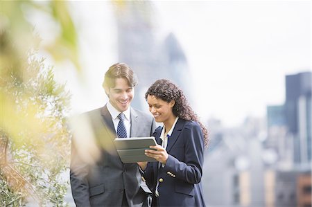 partenaire (affaires) - Business people using digital tablet outdoors Foto de stock - Sin royalties Premium, Código: 6113-07160451