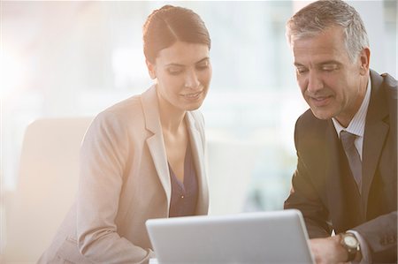 Business people using laptop in office Photographie de stock - Premium Libres de Droits, Code: 6113-07160480