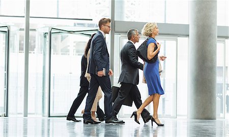Business people walking in office lobby Photographie de stock - Premium Libres de Droits, Code: 6113-07160422