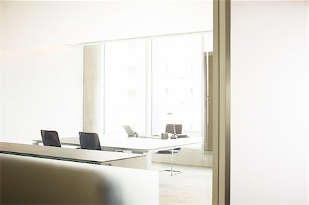 salle de conférence - Mirrors in empty office Photographie de stock - Premium Libres de Droits, Code: 6113-07160425