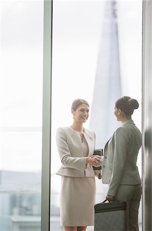 simsearch:614-08148387,k - Businesswomen shaking hands in office Fotografie stock - Premium Royalty-Free, Codice: 6113-07160434