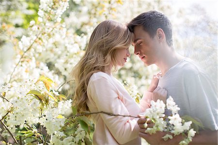 passionné - Couple hugging outdoors Photographie de stock - Premium Libres de Droits, Code: 6113-07160568