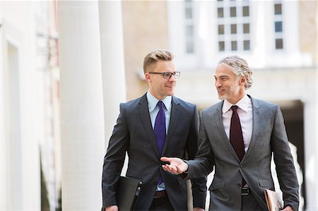 Businessmen talking outdoors Photographie de stock - Premium Libres de Droits, Code: 6113-07160696