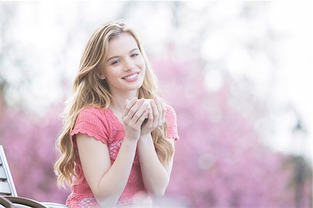 demitasse - Woman enjoying cup of coffee in park Foto de stock - Sin royalties Premium, Código: 6113-07160614