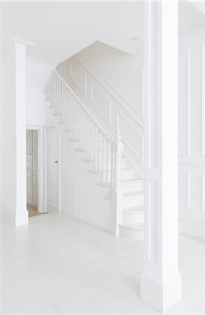 simsearch:6113-07589641,k - Staircase in white foyer Foto de stock - Sin royalties Premium, Código: 6113-07160744