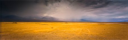 simsearch:649-08968955,k - Clouds forming over desert landscape Photographie de stock - Premium Libres de Droits, Code: 6113-07160758