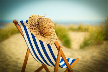 Sun hat on chair on beach Photographie de stock - Premium Libres de Droits, Code: 6113-07160763