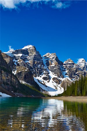 Snowy mountains overlooking glacial lake Stock Photo - Premium Royalty-Free, Code: 6113-07160769