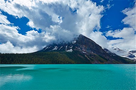 Snowy mountains overlooking glacial lake Photographie de stock - Premium Libres de Droits, Code: 6113-07160771