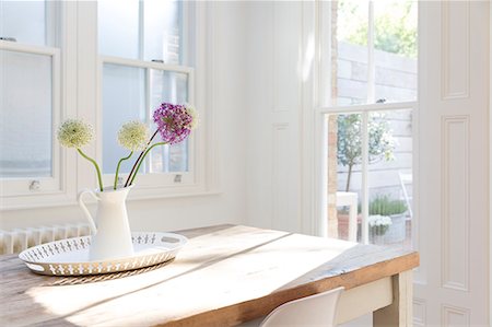 Flowers in vase on wooden table Photographie de stock - Premium Libres de Droits, Code: 6113-07160719