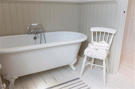 Bathtub and chair in ornate bathroom Photographie de stock - Premium Libres de Droits, Code: 6113-07160732
