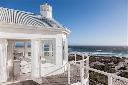 simsearch:6113-07542730,k - White bedroom overlooking ocean Photographie de stock - Premium Libres de Droits, Code: 6113-07160843