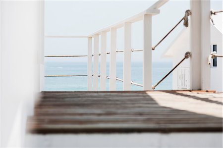 Wooden balcony overlooking ocean Foto de stock - Sin royalties Premium, Código: 6113-07160863