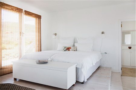 simsearch:6113-07160848,k - White bedroom Stockbilder - Premium RF Lizenzfrei, Bildnummer: 6113-07160861