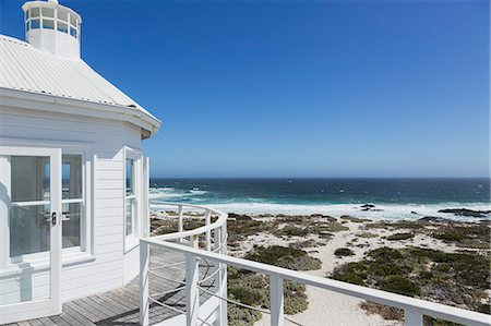 simsearch:6113-07160204,k - Beach house overlooking ocean Stock Photo - Premium Royalty-Free, Code: 6113-07160866