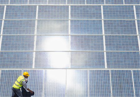 sun flare energy - Worker examining solar panels Stock Photo - Premium Royalty-Free, Code: 6113-07160877