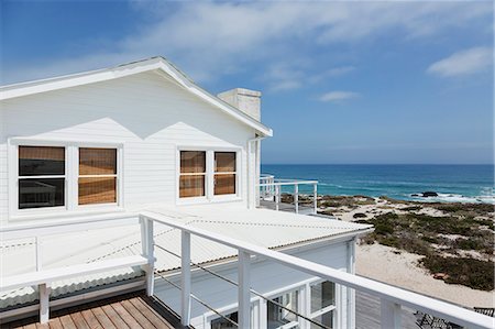 simsearch:6113-07160363,k - Beach house overlooking ocean Stock Photo - Premium Royalty-Free, Code: 6113-07160875