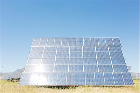 simsearch:6113-07160901,k - Solar panel in rural landscape Foto de stock - Sin royalties Premium, Código: 6113-07160897