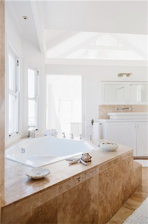 Jacuzzi tub in luxury bathroom Photographie de stock - Premium Libres de Droits, Code: 6113-07160805