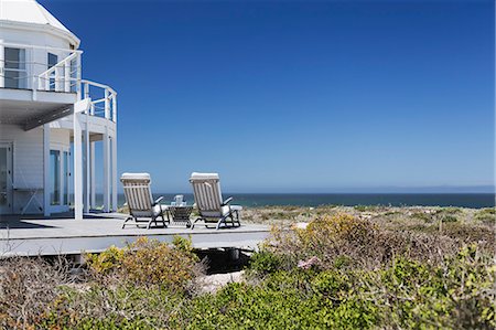 parapet - Lounge chairs on deck overlooking ocean Photographie de stock - Premium Libres de Droits, Code: 6113-07160806