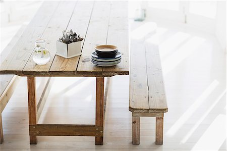 food top view wood - Plates and silverware stacked on wooden table Foto de stock - Sin royalties Premium, Código: 6113-07160813