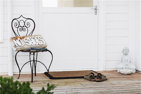 simsearch:695-05772016,k - No shoes sign on patio Photographie de stock - Premium Libres de Droits, Code: 6113-07160817