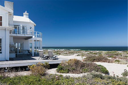 simsearch:6113-06898777,k - Beach house overlooking ocean Stock Photo - Premium Royalty-Free, Code: 6113-07160820