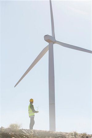 sichern - Businessman examining wind turbine in rural landscape Stockbilder - Premium RF Lizenzfrei, Bildnummer: 6113-07160961