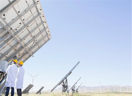 futuro - Scientists examining solar panel in rural landscape Foto de stock - Sin royalties Premium, Código: 6113-07160902