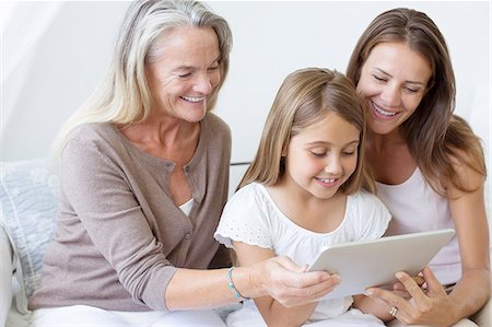 Multi-generation women using digital tablet Photographie de stock - Premium Libres de Droits, Code: 6113-07242040