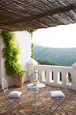 patio - Table and chairs on balcony overlooking mountain Photographie de stock - Premium Libres de Droits, Code: 6113-07242082