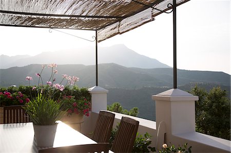 Table and chairs on balcony overlooking mountains Foto de stock - Sin royalties Premium, Código: 6113-07242093