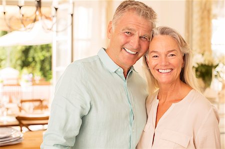 simsearch:6113-07242121,k - Older couple smiling indoors Foto de stock - Royalty Free Premium, Número: 6113-07242098