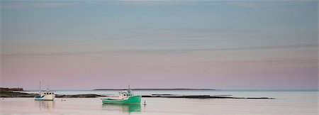 Fishing boats in calm bay Stockbilder - Premium RF Lizenzfrei, Bildnummer: 6113-07242265