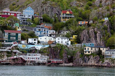 Houses on craggy waterfront Photographie de stock - Premium Libres de Droits, Code: 6113-07242269