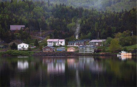 smoke chimney - Houses along calm bay Foto de stock - Sin royalties Premium, Código: 6113-07242277