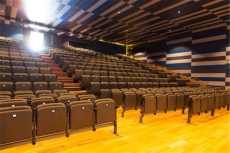 simsearch:6113-07159399,k - Seats in empty auditorium Photographie de stock - Premium Libres de Droits, Code: 6113-07242229