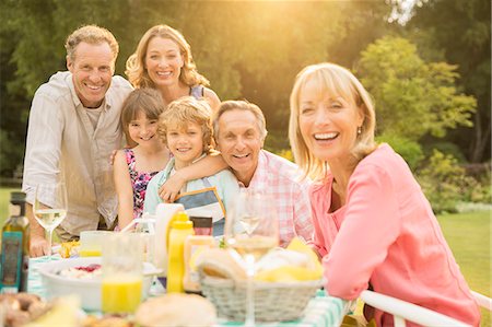 Multi-generation family at table in backyard Photographie de stock - Premium Libres de Droits, Code: 6113-07242367