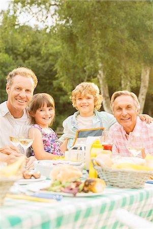 simsearch:6113-09144587,k - Multi-generation family eating lunch at table in backyard Photographie de stock - Premium Libres de Droits, Code: 6113-07242379