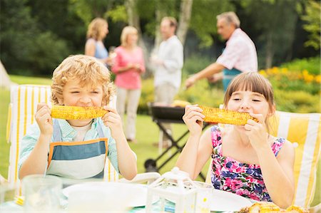 Children eating at table in backyard Foto de stock - Sin royalties Premium, Código: 6113-07242380