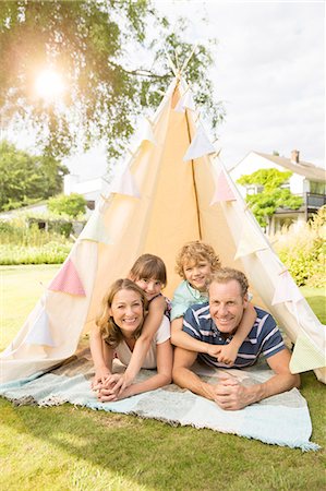 fraternité - Family relaxing in teepee in backyard Photographie de stock - Premium Libres de Droits, Code: 6113-07242301
