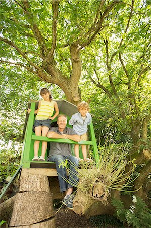 Father and children playing in treehouse Photographie de stock - Premium Libres de Droits, Code: 6113-07242308