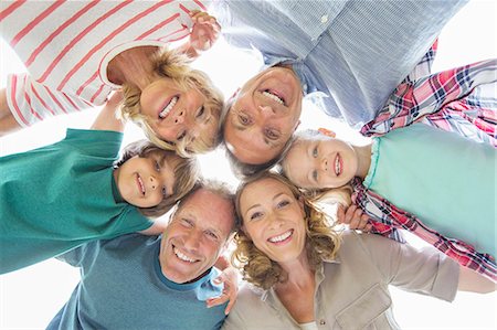 froschperspektive - Family smiling together outdoors Stockbilder - Premium RF Lizenzfrei, Bildnummer: 6113-07242326