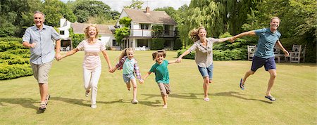 Multi-generation family holding hands and running in grass Photographie de stock - Premium Libres de Droits, Code: 6113-07242333