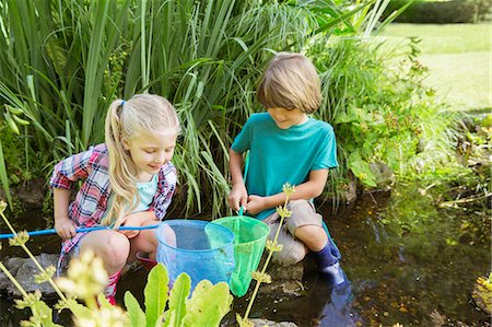 simsearch:6113-07242348,k - Children fishing together in pond Photographie de stock - Premium Libres de Droits, Code: 6113-07242330