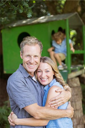 Smiling couple hugging outdoors Photographie de stock - Premium Libres de Droits, Code: 6113-07242442