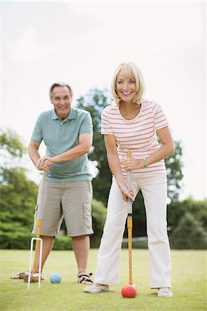 simsearch:6113-07159246,k - Couple playing croquet Foto de stock - Sin royalties Premium, Código: 6113-07242453