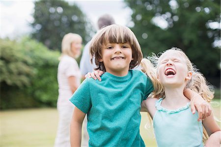 soeur - Children playing together outdoors Photographie de stock - Premium Libres de Droits, Code: 6113-07242413
