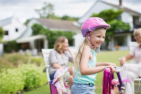 simsearch:6108-06167096,k - Girl riding bicycle in backyard Foto de stock - Sin royalties Premium, Código: 6113-07242420