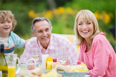 petit-enfant - Family eating together outdoors Photographie de stock - Premium Libres de Droits, Code: 6113-07242432